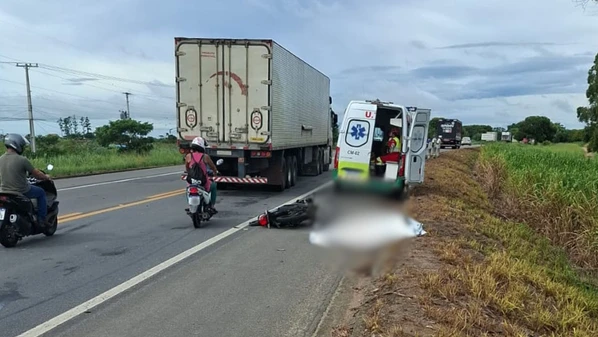 Acidente aconteceu na altura do km 164, na manhã desta quinta-feira (26); vítima morreu no local e caminhoneiro não se feriu