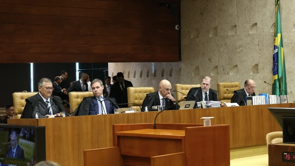 Verbas indenizatórias têm sido usadas para elevar salários para além do teto previsto na Constituição; Dino suspendeu pagamentos não previstos em lei e cobrou regulamentação do Congresso; PGR pede rejeição da decisão