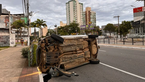 Veículo foi encontrado com as rodas para cima, próximo à Sedu, na manhã desta quinta-feira (26); condutor não foi localizado