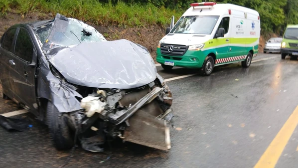 Polícia Rodoviária Federal (PRF) aponta ultrapassagem em local proibido e pista molhada como causas do acidente