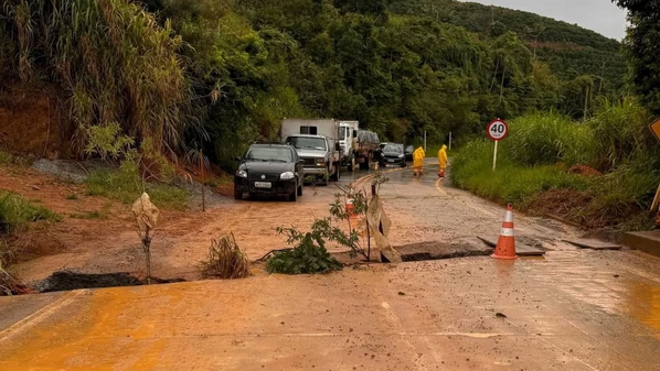 Asfalto cedeu e um buraco se abriu no local; cidade recebeu chuvas de mais de 170mm na noite anterior