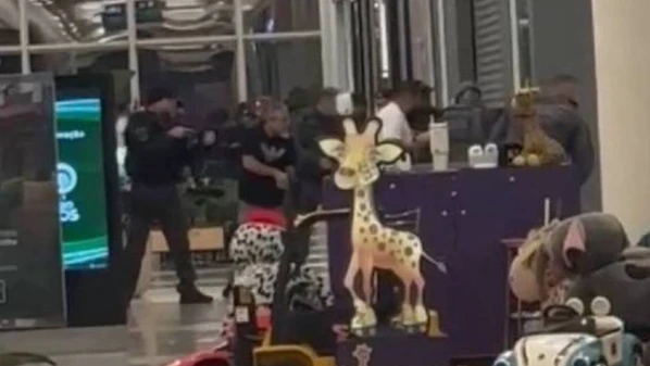 Crime ocorreu em joalheria, onde vítima de 22 anos trabalhava; agressor foi baleado por policial.
Caso provocou pânico e é investigado como feminicídio pela polícia