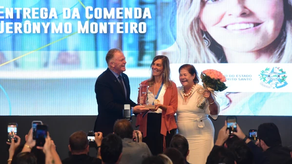 Líder dos estudos com a substância usada em tratamento de pessoas com lesão medular, Tatiana Sampaio celebra a pesquisa feita no Brasil, ao ser condecorada no Palácio Anchieta