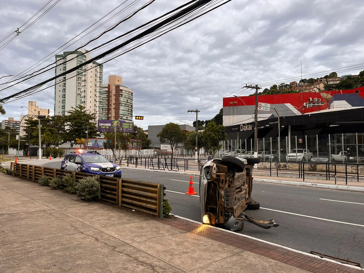 Carro furtado ficou com as rodas para cima após capotar na Avenida Cezar Hilal, em Vitória