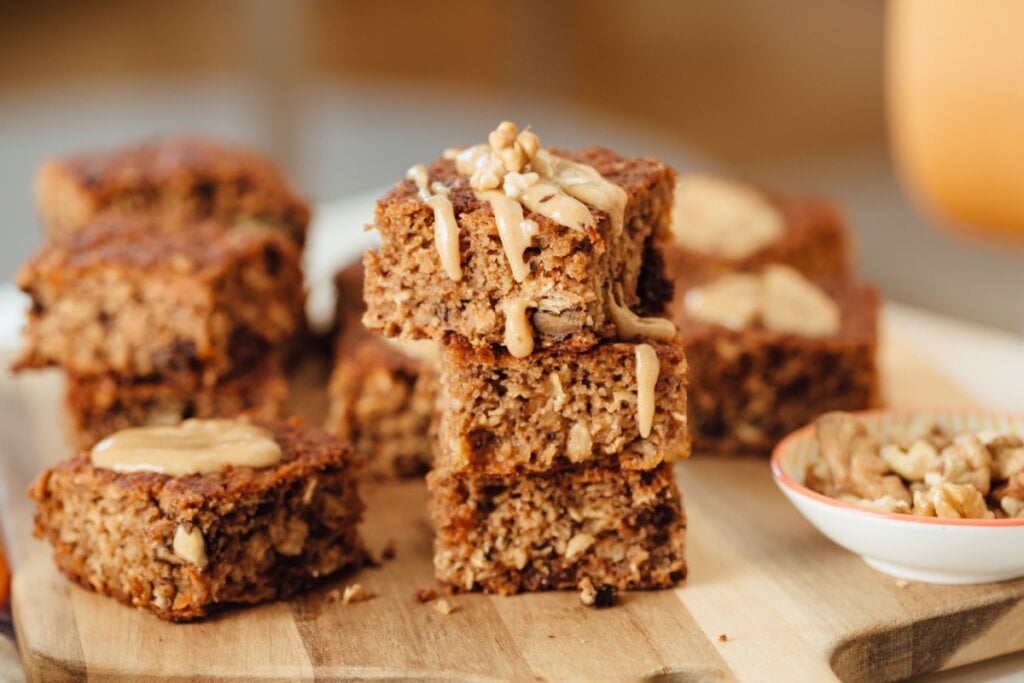 Bolo de banana com nozes e pasta de amendoim (Imagem: Marko Milivojevic | Shutterstock)