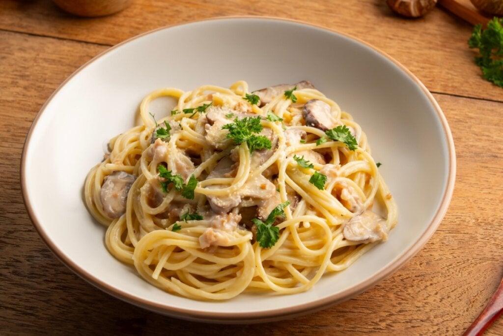Espaguete à carbonara com cogumelo (Imagem: Kritchai7752 | Shutterstock)  