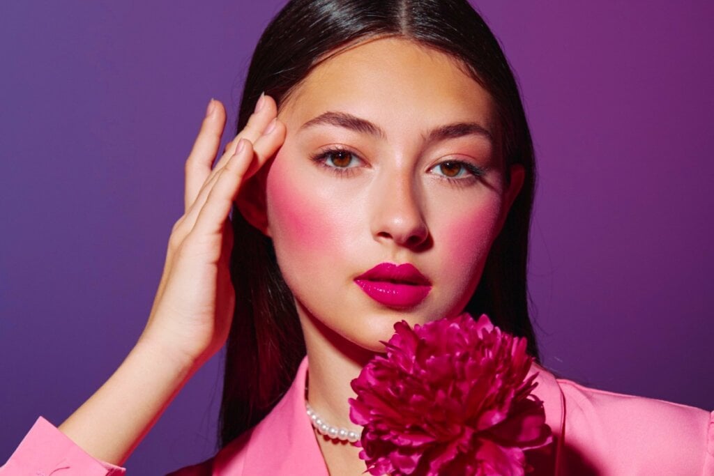 O blush deixa de ser detalhe e passa a estruturar a maquiagem, criando um efeito corado intenso (Imagem: ShotPrime Studio | Shutterstock)