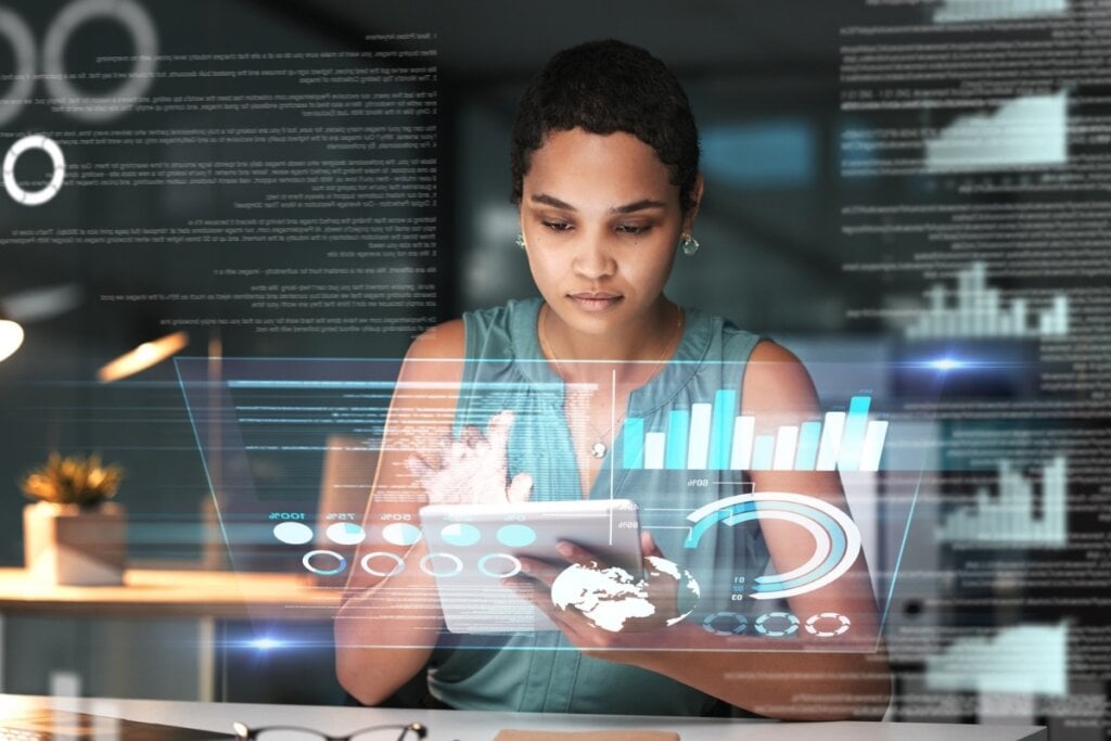 Profissões ligadas a ciencia de dados, segurança cibernética e Big Data devem liderar o crescimento no setor de tecnologia nos póximos cinco anos (Imagem: PeopleImages.com – Yuri A | Shutterstock)