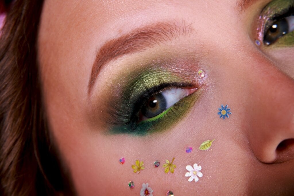 Texturas luminosas, glitter e pedrarias elevam a maquiagem ao status de acessório e ampliam seu impacto visual (Imagem: Pat Sprada | Shutterstock)