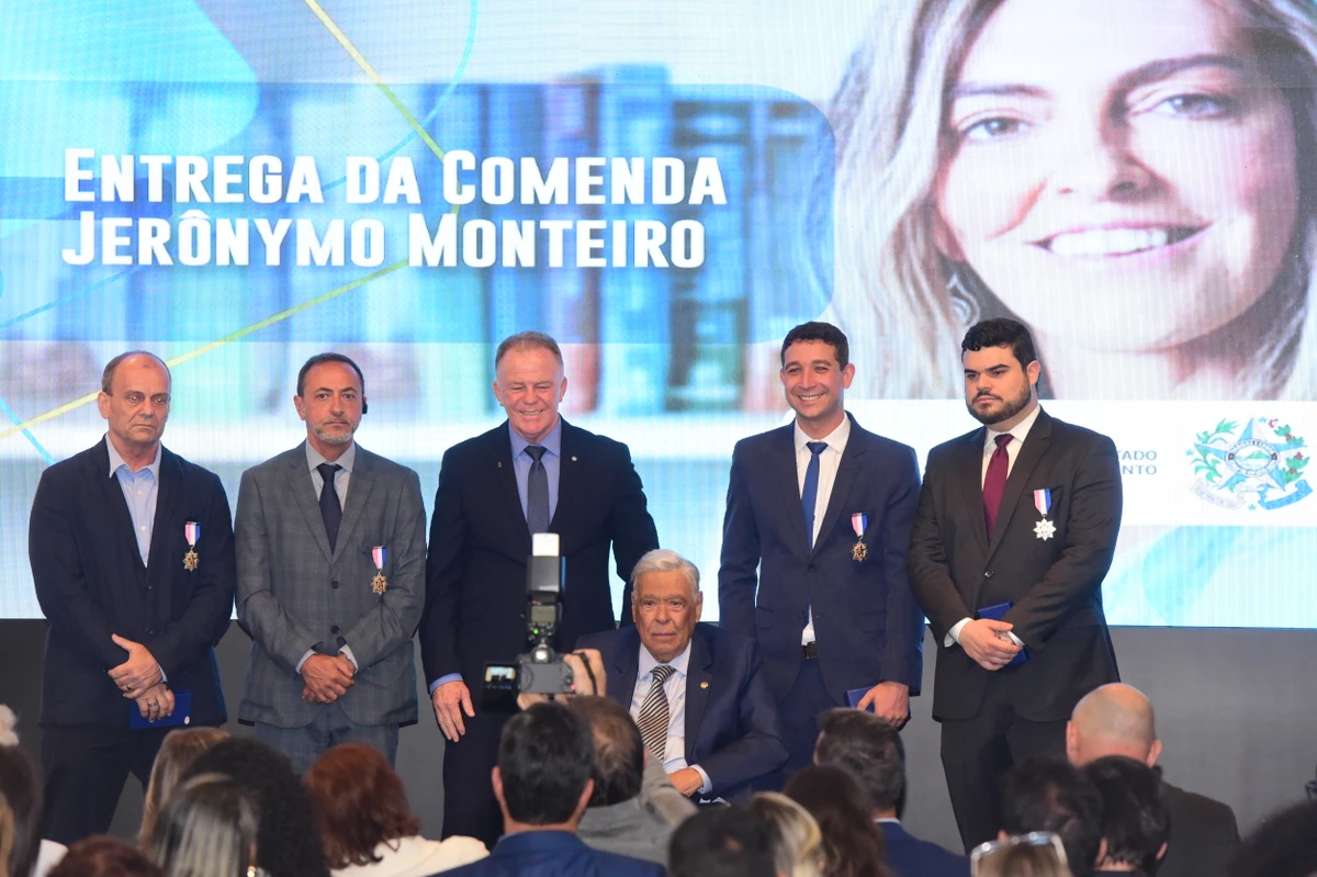 A dourora e pesquisadora Tatiana Coelho Lobo de Sampaio recebe a comenda Jerônymo Monteiro das mãos do governador Renato Casagrande. por Carlos Alberto Silva