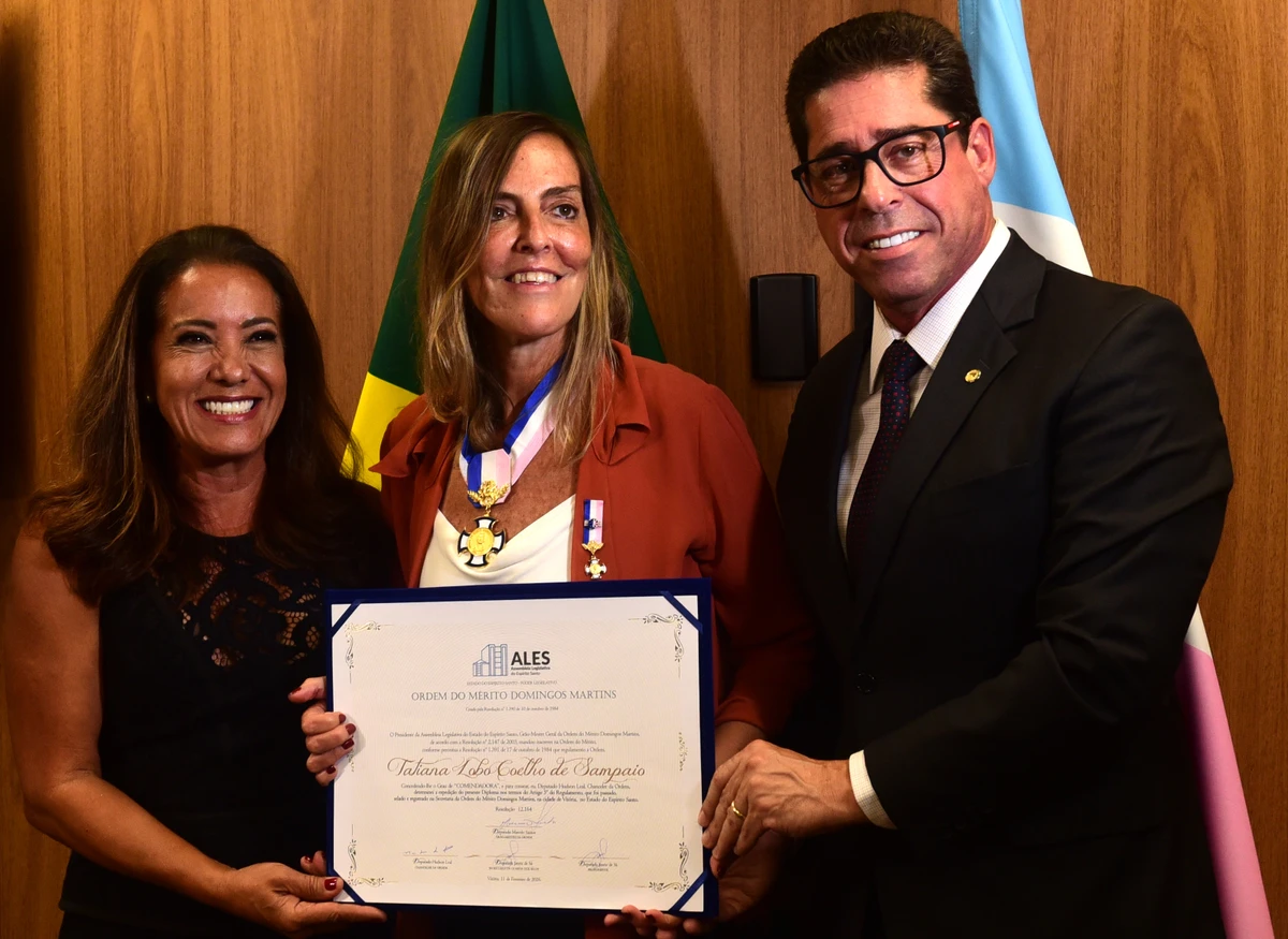 A doutora e pesquisadora Tatiana Coelho Lobo de Sampaio recebe a comenda Domingos Martins das maos de deputados Marcelo Santos e Janete Sá. por Carlos Alberto Silva