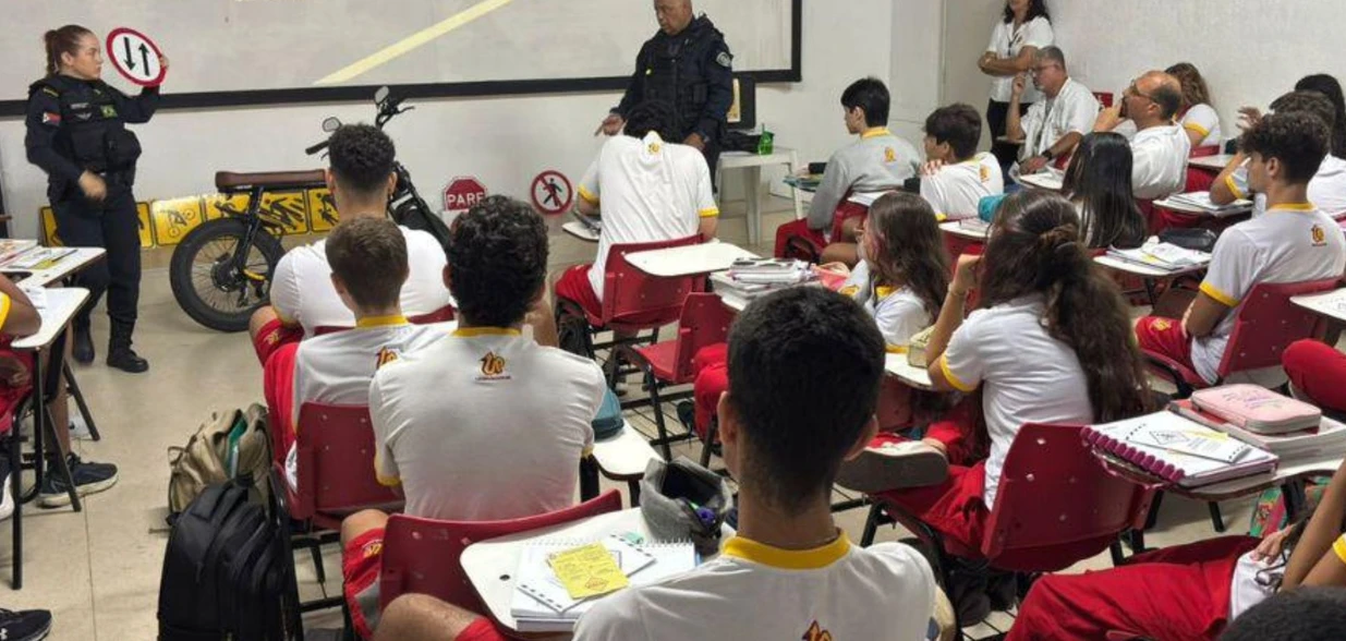 A ação ocorre após aumento do uso do veículo entre adolescentes; alunos aprendem sobre sinalização viária, uso de equipamentos de segurança e responsabilidades no trânsito