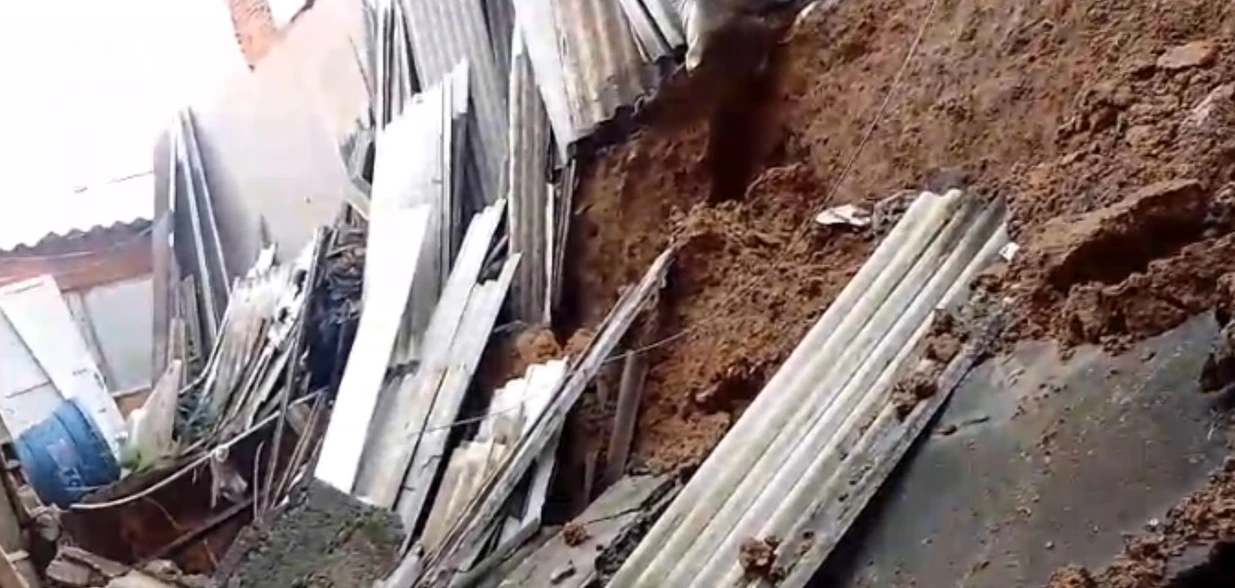 As moradoras receberam recomendações da Defesa Civil para saírem do local devido ao risco de desabamento.