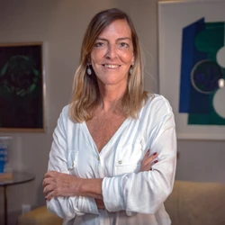 Tatiana Sampaio lidera as pesquisas sobre a polilaminina, substância experimental que ganhou repercussão nacional como possível tratamento para lesão medular