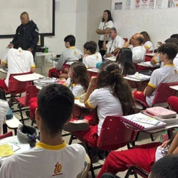 A ação ocorre após aumento do uso do veículo entre adolescentes; alunos aprendem sobre sinalização viária, uso de equipamentos de segurança e responsabilidades no trânsito