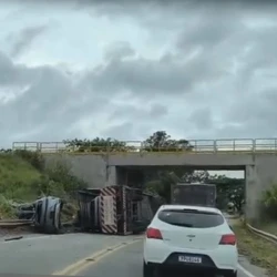 Motoristas foram socorridos com ferimentos leves; trânsito ficou em meia pista durante a retirada dos veículos