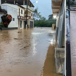 Nível do Rio Iconha subiu 3,5 metros e água atingiu três ruas na região central da cidade