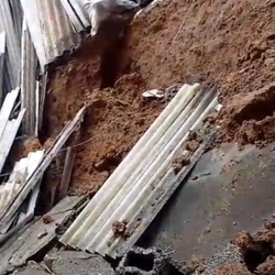 As moradoras receberam recomendações da Defesa Civil para saírem do local devido ao risco de desabamento.