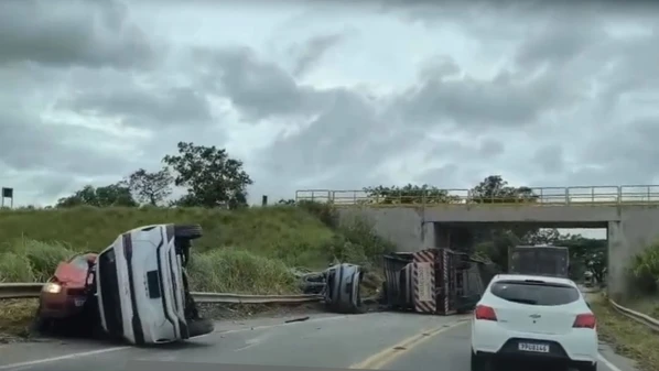 Motoristas foram socorridos com ferimentos leves; trânsito ficou em meia pista durante a retirada dos veículos