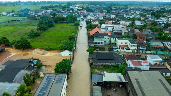 A Defesa Civil informou que choveu cerca de 44 milímetros no município na tarde desta sexta (27); equipes atuam em áreas críticas para minimizar impactos