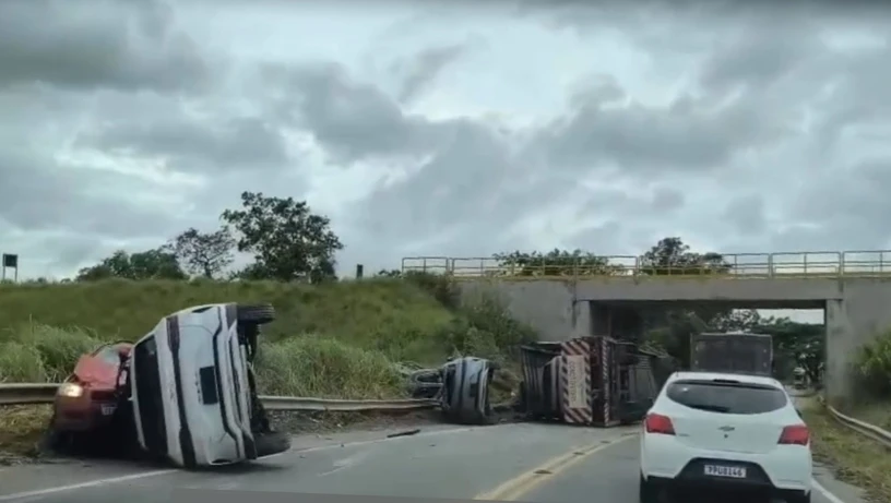 Caminhão-cegonha tomba e carga atinge carro em Aracruz