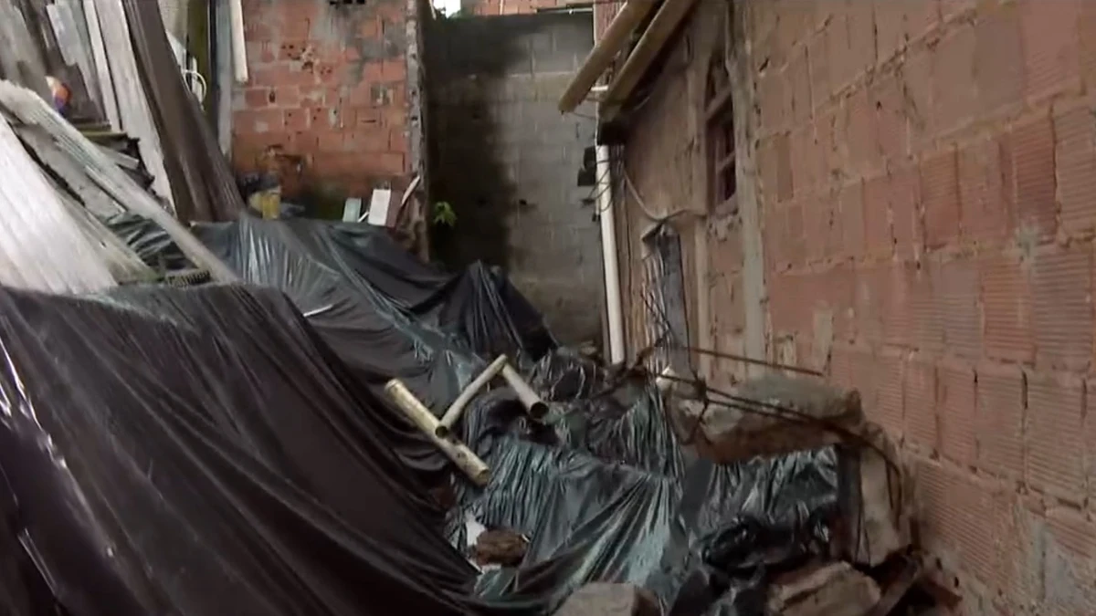 A Defesa Civil do município de Cariacica colocou uma lona em cima da terra que deslizou e causou a queda de muro
