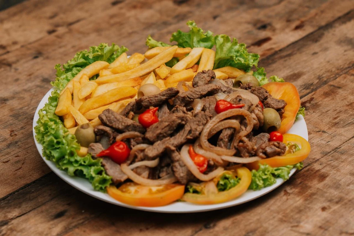 Carne acebolada na chapa com fritas do estande Foto Delícias da Juju por Astris Filmes