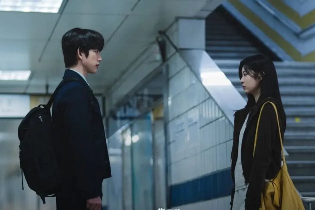 “Um Amor que Ilumina” acompanha a história de um casal que vive uma paixão intensa durante as férias de verão, mas acaba se separando (Imagem: Reprodução digital | Netflix)