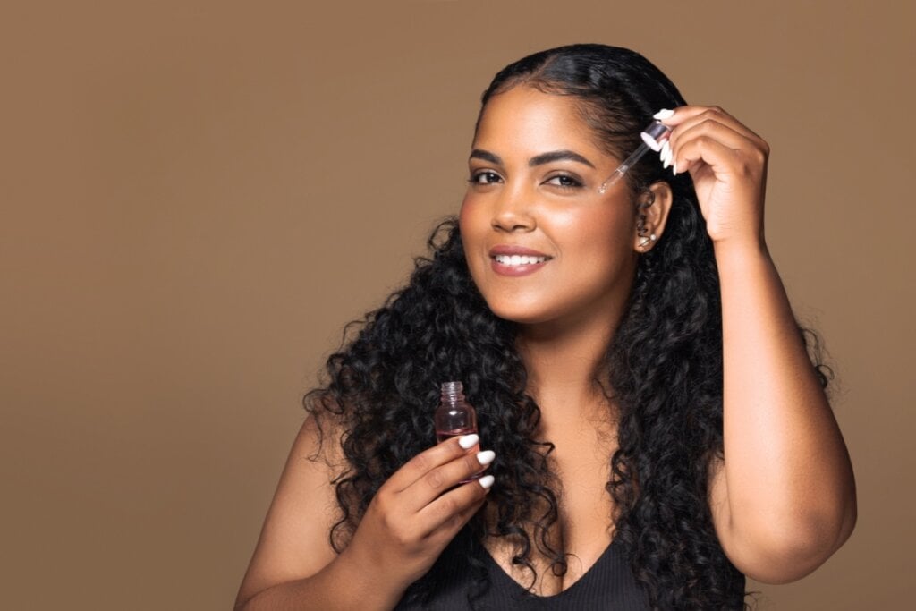 A centella asiática permite aplicação tanto em rotinas voltadas para manchas quanto para sensibilidade e acne (Imagem: Prostock-studio | Shutterstock)