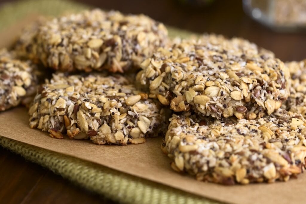 Biscoito de linhaça, aveia e chia (Imagem: Ildi Papp | Shutterstock) 