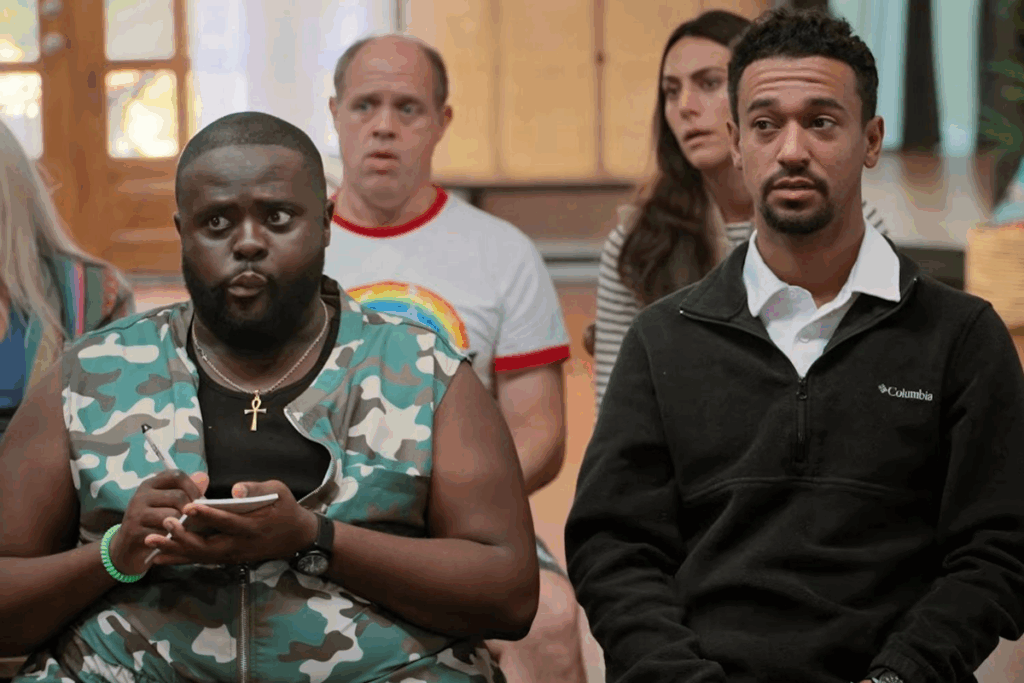 Em “Na Mira do Júri: Retiro Corporativo”, Anthony participa de uma imersão empresarial sem saber que está cercado por atores em um falso documentário (Imagem: Reprodução digital | Prime Video)