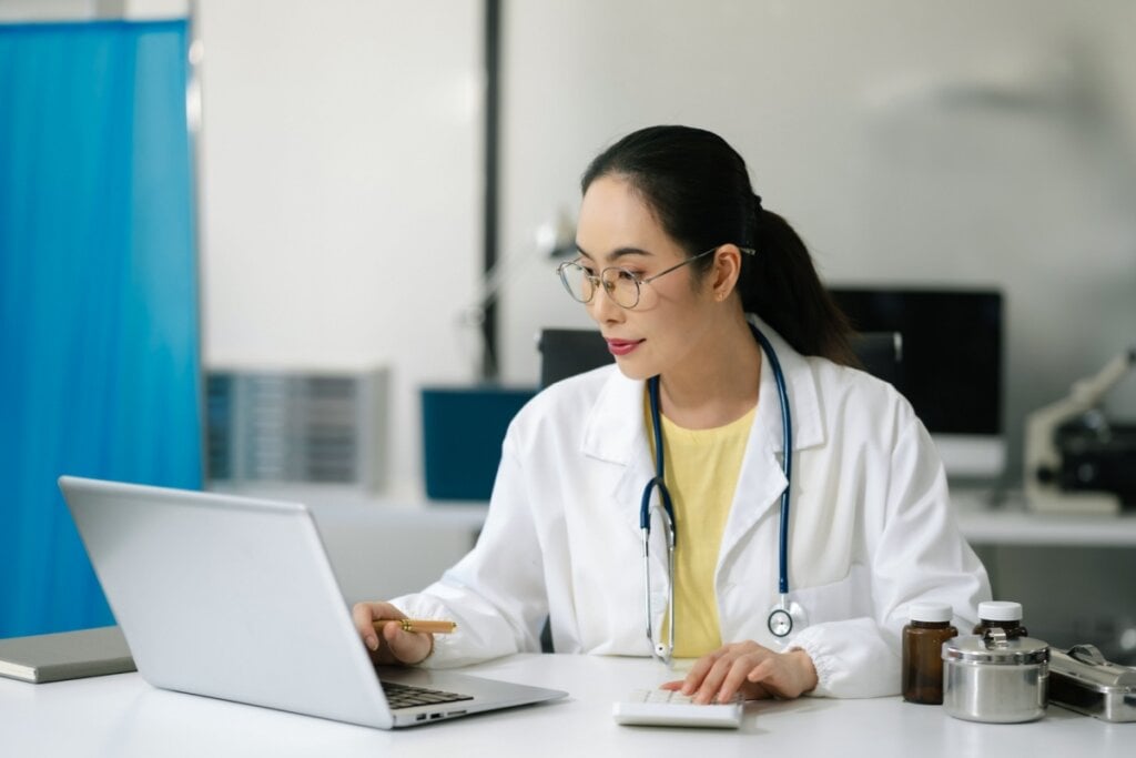 Sete em cada dez médicos relatam dificuldades com temas como contabilidade, impostos e tributos (Imagem: THICHA SATAPITANON | Shutterstock)