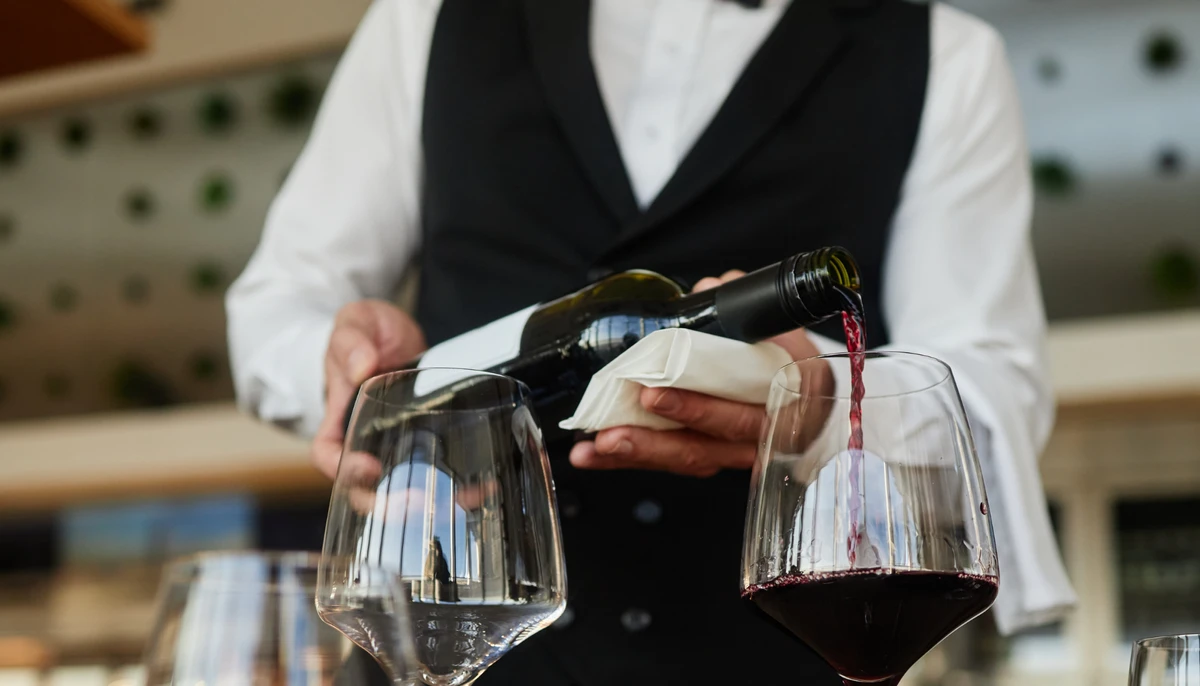 Em um país tropical, seguimos insistindo em ternos escuros, gravatas apertadas e coletes pesados sob 35 graus à sombra