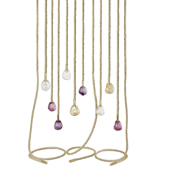 Luminária de Juliana Pippi traz contraste entre a textura natural da fibra e a delicadeza do vidro