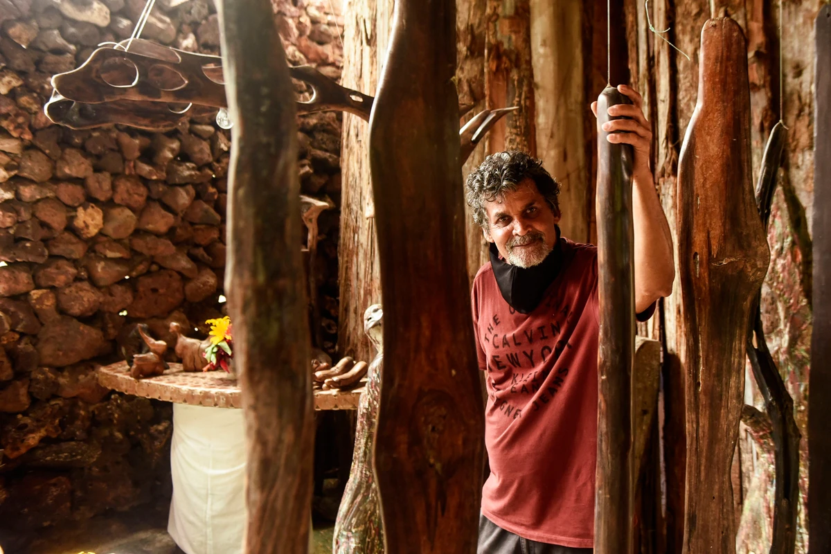 Neusso Ribeiro Farias, artista plástico e criador da Casa de Pedra em Jacaraípe
