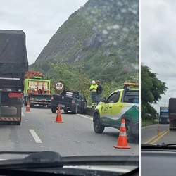 Colisão entre duas carretas, um caminhão e um carro causou interdição temporária da rodovia na manhã deste sábado (28)