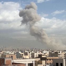 Israel e os EUA acreditam que o regime do Irã está vulnerável, enfrentando uma crise econômica e as consequências dos protestos.