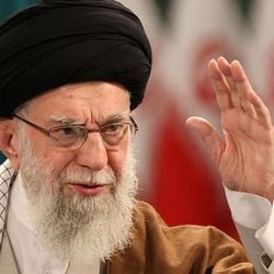 A trajetória da pessoa mais poderosa do Irã, o poder que exerce e o papel da família na política do país que foi atacado neste sábado (28/2) pelos EUA e Israel.