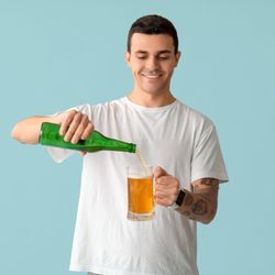 A alimentação tem papel importante na recuperação pós-álcool, ajudando a reduzir o mal-estar 