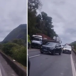 Colisão entre duas carretas, um caminhão e um carro causou interdição temporária da rodovia na manhã deste sábado (28)