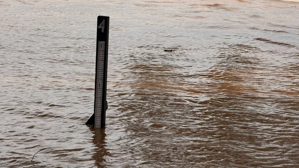 Em Colatina, nível chegou a 4,6 metros; em Linhares, rio ultrapassou a marca de atenção na tarde deste sábado (28)