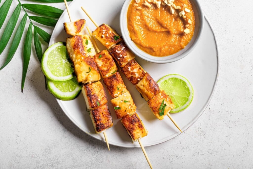 Espetinho de tofu com molho de amendoim (Imagem: Oksana Mizina | Shutterstock)