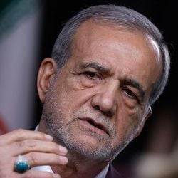 Nomes de figuras-chave na estrutura de poder começam a ser levantados, mas, após os intensos bombardeios, ainda não se sabe ao certo quem está vivo e quem está morto.