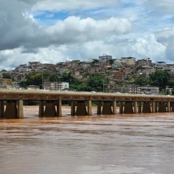 Alerta enviado pela Defesa Civil na tarde desta sexta-feira (13) aponta risco de chuvas intensas, ventos fortes e raios nas próximas horas