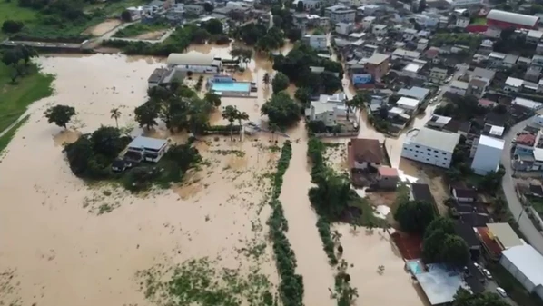 Defesa Civil monitora bairro Campo Novo após extravasamentos registrados por volta das 18h de sábado e das 4h de domingo; levantamento de famílias atingidas ainda está em andamento