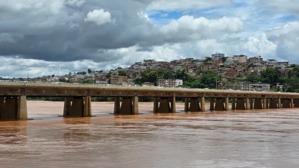 Nível do rio recuou nos dois municípios, mas ainda permanece acima da cota de inundação em Linhares