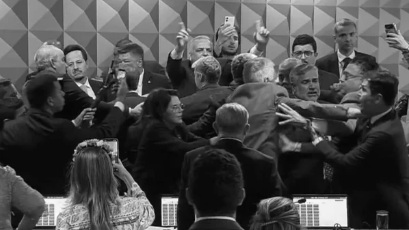 Talvez fosse interessante lembrar a cada um dos parlamentares que participou da baderna que o que está em jogo  é um dos golpes mais covardes já praticados neste país