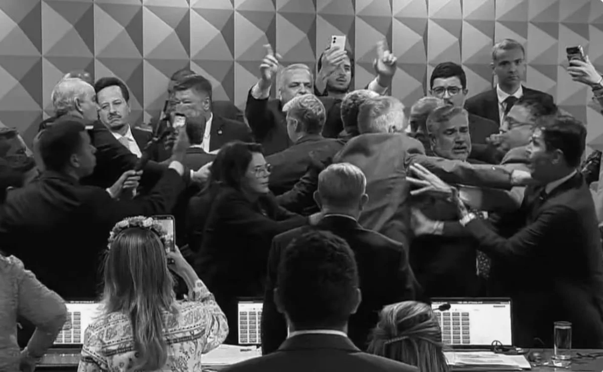 Tumulto em sessão da CPMI do INSS
