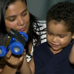 Criança passou por cirurgia e agora se recupera em casa; família pretende processar o município