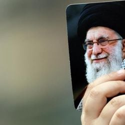 Com país em crise, líderes remanescentes lutam para projetar segurança enquanto ataques continuam; escolha de novo líder supremo cabe à órgão clerical de 88 membros eleito por voto popular.